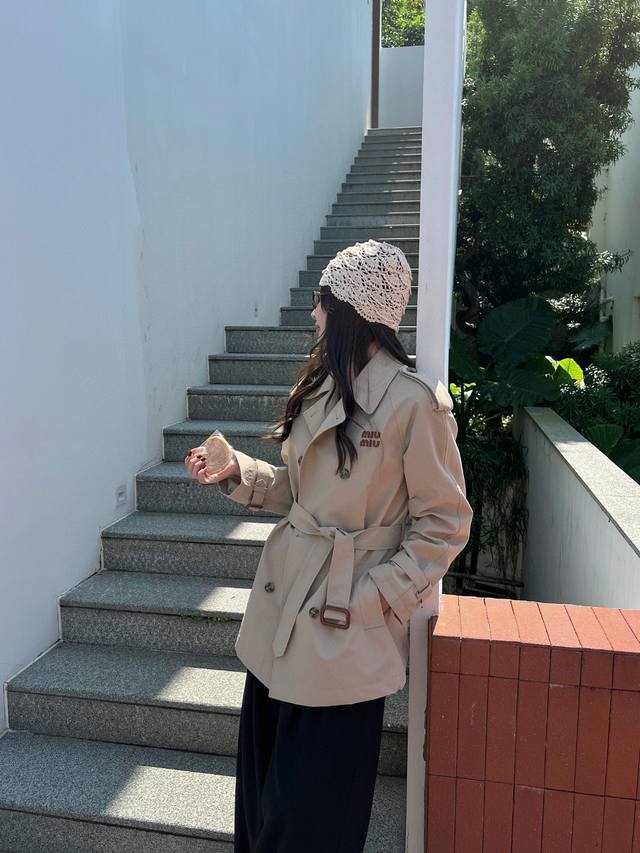 强烈推荐 系列 Mu*新款翻领双排扣风衣外套 字母点缀 腰间系腰带设计 颜色超正