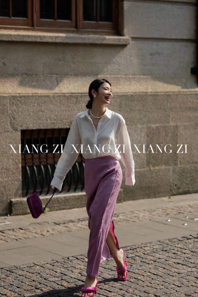 搭配神器属于夏天亚麻半身裙 干净质朴自带松弛感 透气凉爽 瘦长的直筒版型 自带修腿效果简约又好穿 穿上身整个人细细长长的 下半身立马拉长五公分的视觉感 后中恰到