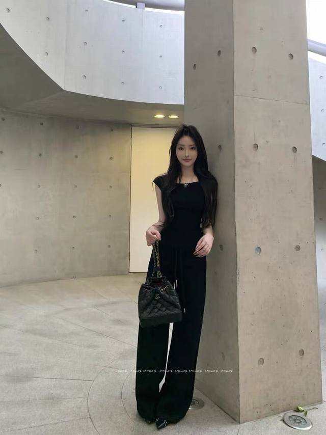 随性慵懒百搭烫钻腰头休闲裤 直简裤型 可休闲可复古 丰富细节 高腰设计结合侧面的线条轮廓 不显胯宽 恰到好处地修饰了腿部肉肉 视觉显高显瘦 腰部抽绳 显得更慵懒
