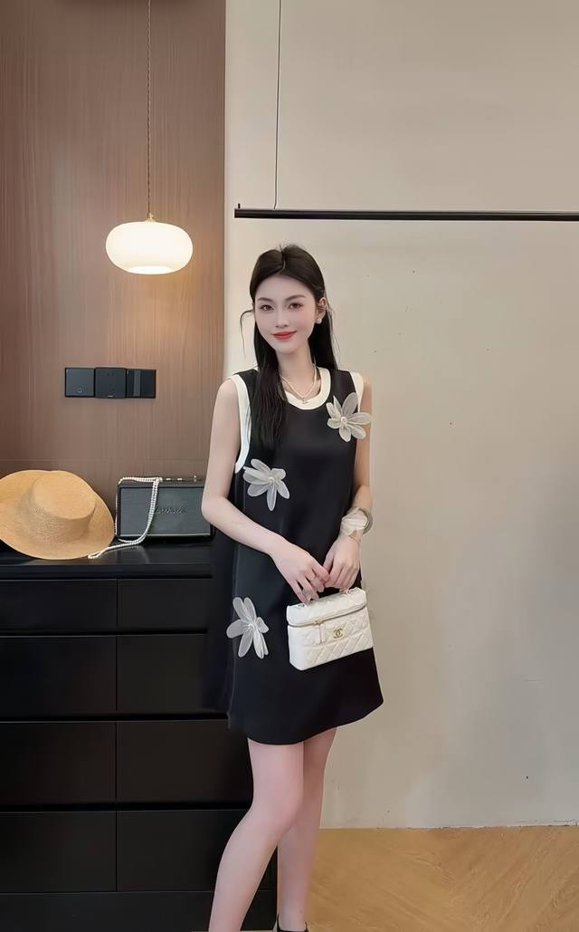 爆款推荐 法式高端名媛气质赫本风显瘦立体花朵连衣裙 时髦优雅，高挑显瘦，优雅气质女神范 Smlxl