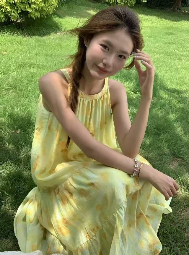 爆款推荐 温柔风气质显瘦吊带连衣裙，多层裙摆增添层次感与蓬松感，走动间轻盈摇曳，尽显浪漫随性的度假风情与少女的灵动俏皮 Smlxl