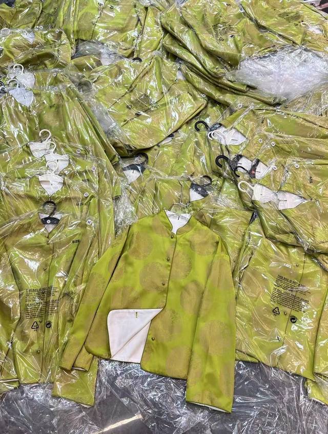 高定款 出大货 初见 新中式外套双面穿缎面龙纹提花气质开衫上衣 两面的花纹都是龙纹 绿色面是双龙戏珠 寓意吉祥喜庆 增加日常可穿性以及搭配性 Smlxl