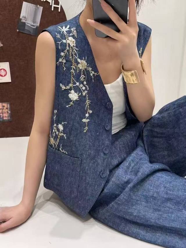 高级感重工钉珠刺绣绝美牛仔马甲 经典牛蓝 染上复古滤镜 上身就是时髦精本精 精致的花卉刺绣 一针一线皆是浪漫诗意 利落的无袖版型 单穿叠穿都很绝 尽显随性洒脱又