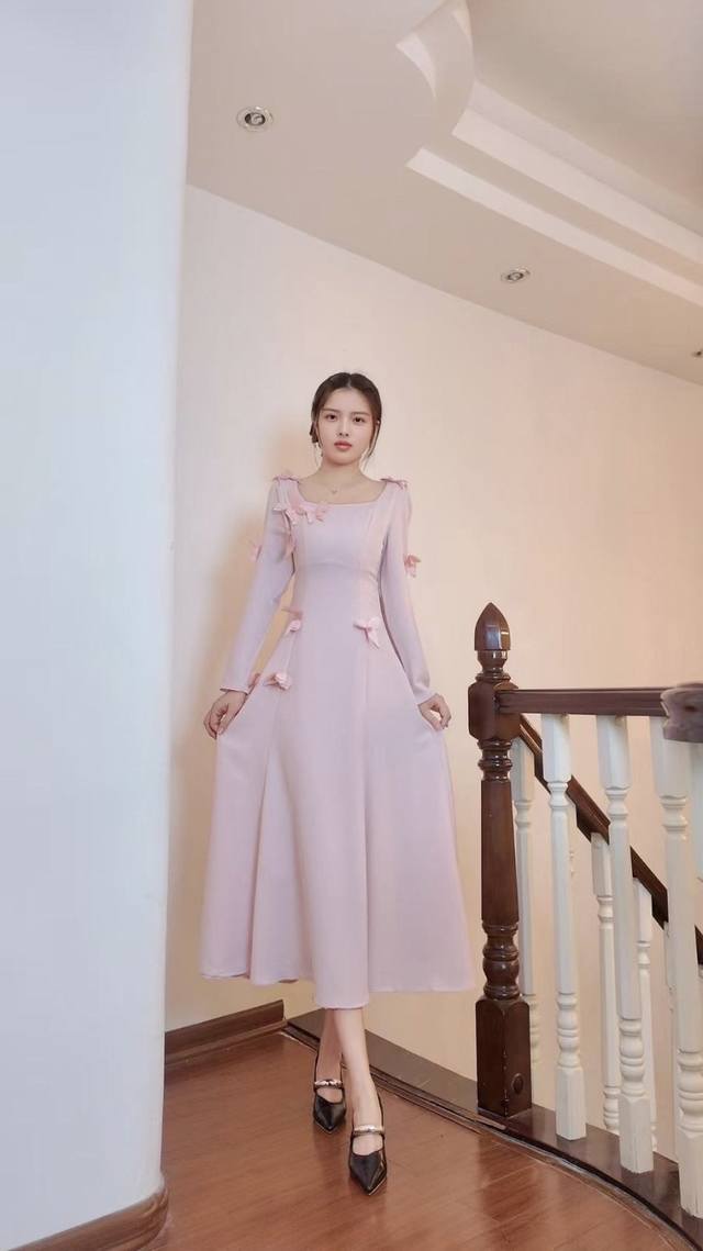 Aw 浪漫贴花大摆连衣裙 颜色：粉色 蓝色 尺码：M L Xl Xxl M肩宽38袖长60胸围90腰围72衣长123 将浪漫融入设计，这款粉裙以方领勾勒优雅，立