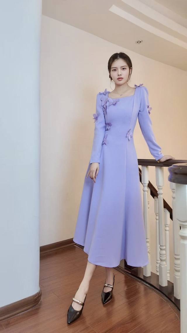 Aw 浪漫贴花大摆连衣裙 颜色：粉色 蓝色 尺码：M L Xl Xxl M肩宽38袖长60胸围90腰围72衣长123 以薰衣草紫为底色，方领与立体花瓣邂逅，勾勒