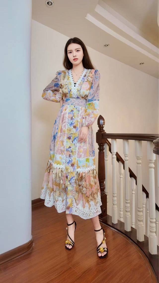 Aw 蕾丝拼接印花连衣裙 码数：S M L Xl M码肩宽38袖长59胸围96腰围74衣长122 将春日繁花晕染于裙裾，V领勾勒柔美线条，蕾丝如流云轻绕。每一抹