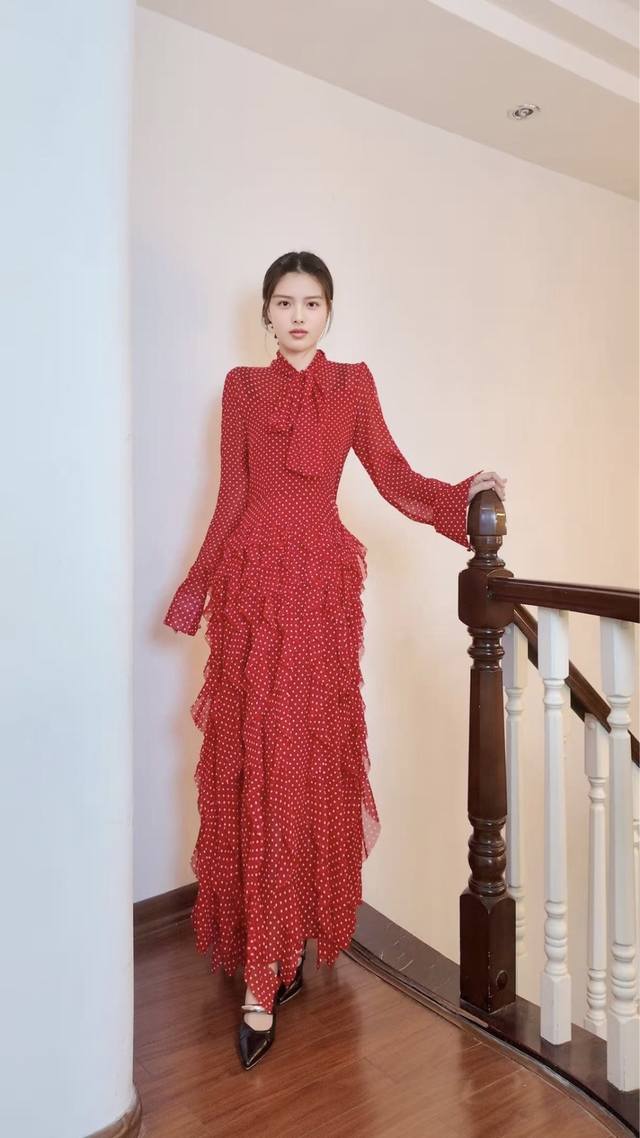 Aw 经典波点收褶连衣裙 颜色：红色 蓝色 尺码：M L Xl Xxl M码肩宽38袖长69胸围106腰围86衣长145 灵感源自热烈夏日，以复古波点碰撞正红。