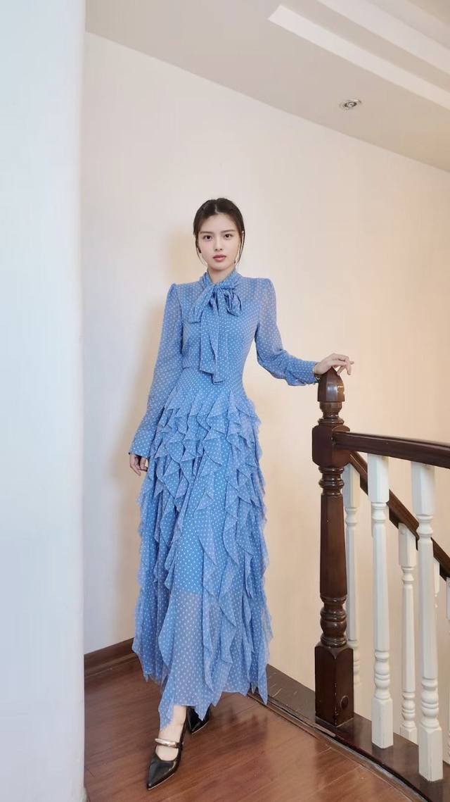 Aw 经典波点收褶连衣裙 颜色：红色 蓝色 尺码：M L Xl Xxl M码肩宽38袖长69胸围106腰围86衣长145 以清新蓝为底色，点缀俏皮波点，似将夏日