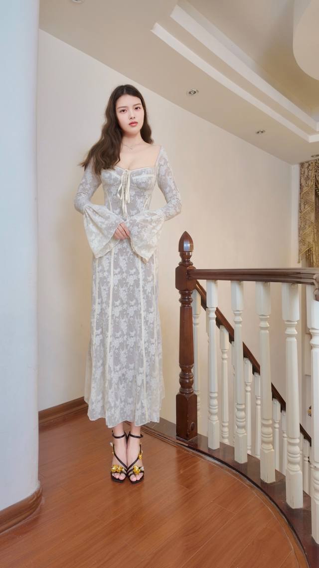 Aw 法式浪漫蕾丝连衣裙 颜色：白色 尺码：S M L Xl M码肩宽38袖长65胸围90腰围74衣长128 这件长裙是法式浪漫与复古的融合，方领勾勒优雅肩颈，
