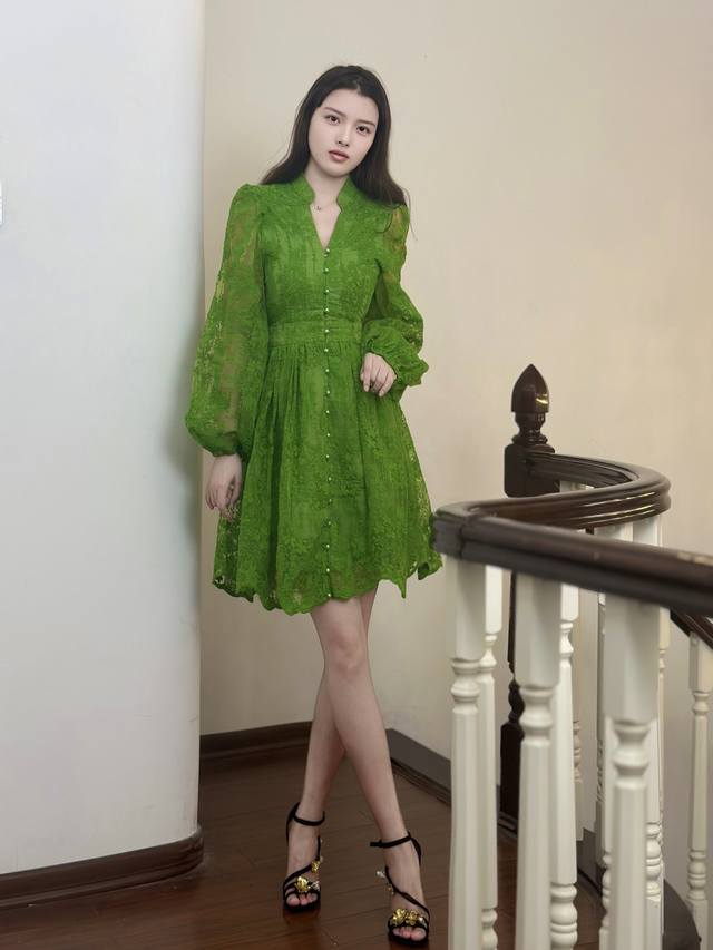 Aw 复古蕾丝连衣裙 颜色：绿色 黄色 尺码：M L Xl Xxl M码肩宽37袖长62胸围90腰围76衣长93 当草木绿邂逅蕾丝，便有了这款裙装的灵动。V领展