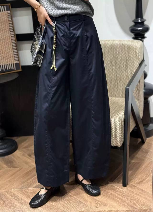 早秋新款设计感弯刀休闲裤，两侧剪裁自带流畅曲线感对比常规直筒，立体弧形裤腿更修饰腿形，松弛感廓形与休闲感兼具 三色Smlxl