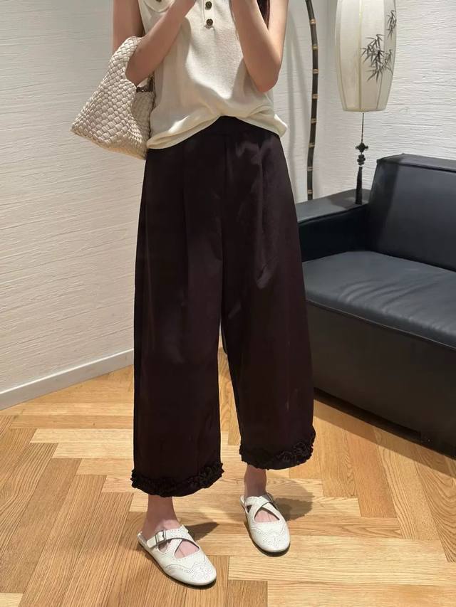 设计感波浪下摆直筒休闲裤，宽松的阔腿版型，流畅的线条从腰间倾泻而下，自然垂坠巧妙修饰腿部线条，裤脚处的拼接花边增添了几分浪漫与柔美 三色Smlxl