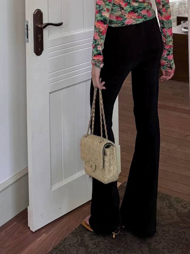 显瘦密码 奢华质感显瘦丝绒微喇裤，高腰设计拉长腿部比例 简约一字腰头，上身舒适服帖而不勒，偏合体的微喇裤型 轻松优化腰身比例矜贵气质感拉满 Smlxl