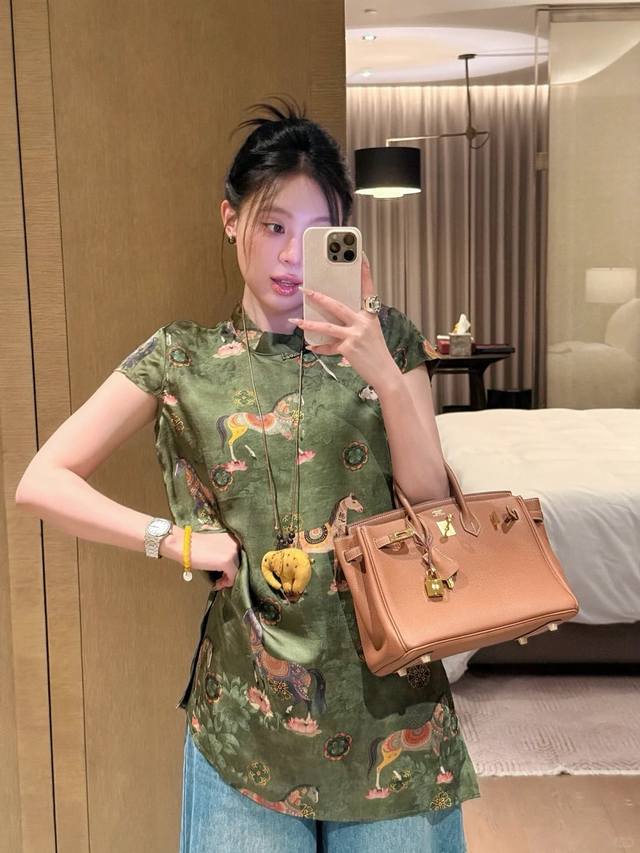 复古绿香云纱马到成功旗袍上衣，慵懒范儿十足 这个三伏天对香云纱的料子毫无抵抗力，丝丝滑滑又凉快简直是降温神器 相比常规的旗袍更爱这种直身型的改良旗袍上衣慵懒范儿
