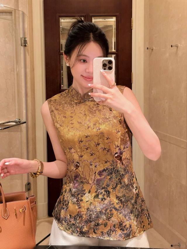 喜上枝头 新中式印花云雀黄人丝香云纱提花收腰上衣，牡丹暗纹提花缎面人丝香云纱机理面料色彩光泽感，中式的花鸟意境融入传统与新中式的灵魂之中精美大气的干练设计，舒适