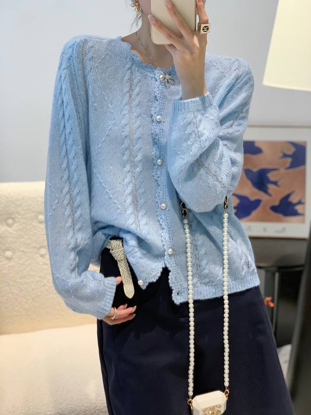 丝羊绒绞花开衫 尺码：均码