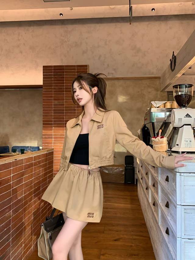 Miu套装！ 25年早秋系列 Miu*新款翻领长袖短款外套搭配松紧腰短半裙套装 皮字母贴布绣点缀