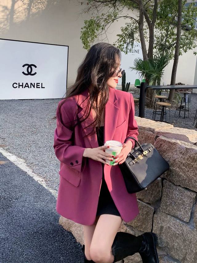 秋款大量出货经典气质老钱风亚麻西装 经典单排扣枪驳领打造立体几何视觉美感，恰到好处的中长款型，立体裁剪传达力量感与干练气质，成为松弛感层搭的时髦老钱Dna，将女