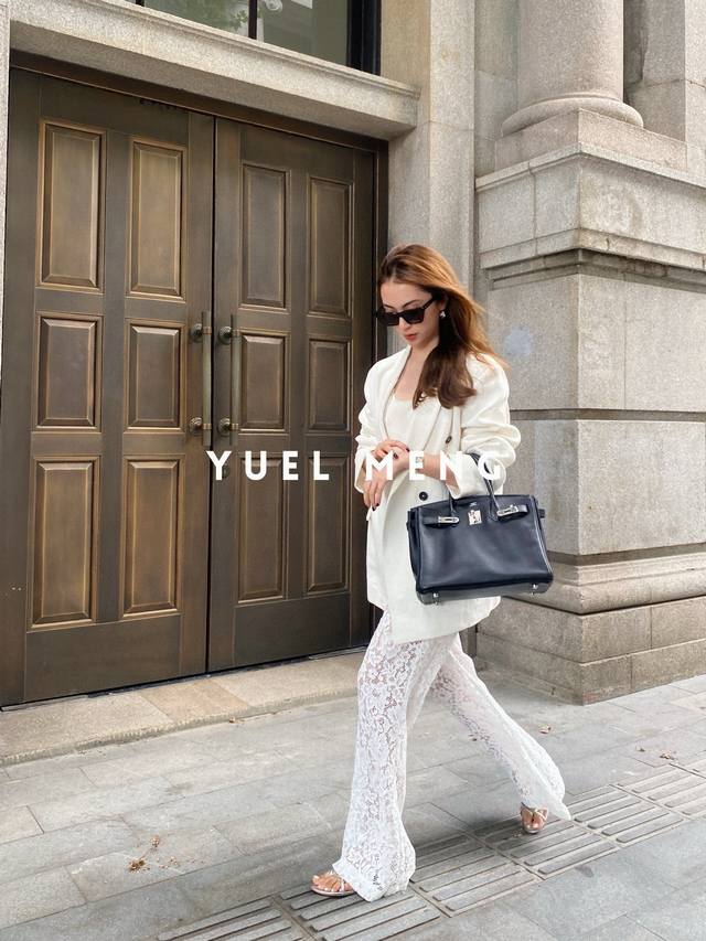 秋季爆款大货 时髦浮雕提花蕾丝阔腿长裤 立体花卉股线勾勒精美花型 纱支结构紧密，时髦感超强 雅致浪漫用简洁的设计腰头来平衡花卉的繁复，方便穿脱 微宽松的喇叭裤腿