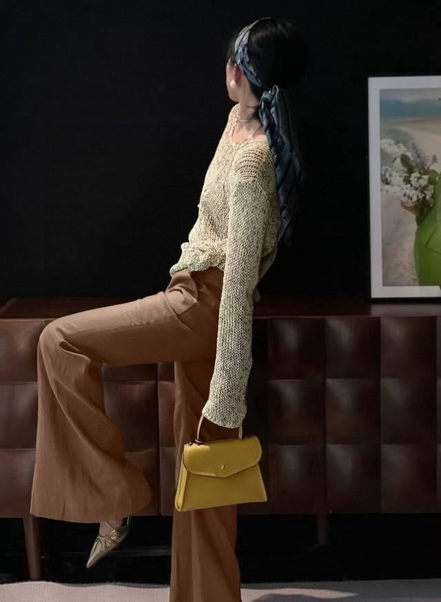 秋季无敌爆款 万搭神裤 万搭神裤 随性慵懒风简约100%亚麻裤 经典的微喇型对腿型包容度很高，裤腿部分做的是稍微宽松一点的阔腿效果，穿起来既可以藏肉显瘦视觉上又