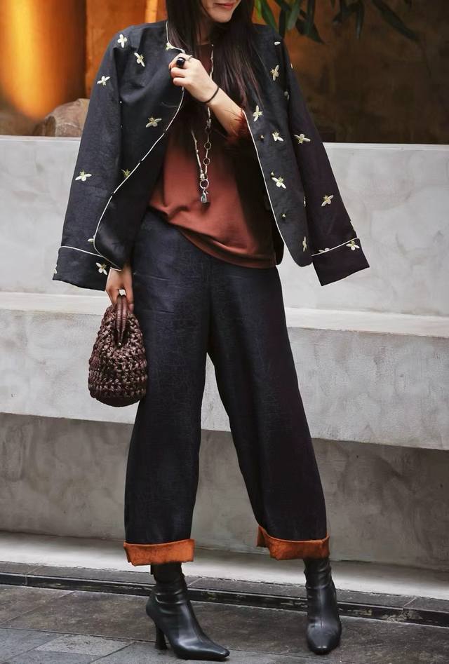 主推高级原创设计 万搭神裤 质感龟裂纹人丝香云纱长裤 下摆拼接撞色灵动俏皮 随着步伐轻摆，整体做的比常规的香云纱更时髦，穿出来有种中式极简老钱的味道 Smlxl