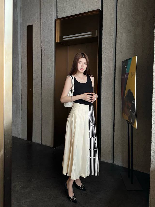 Dio* 25Ss新款压褶半身裙 皮带扣头装饰 字母印花拼接设计 时尚大方 单色三码Sml