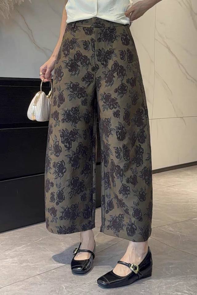 爆款时尚百搭高品质人丝提花九分裤出货啦 早秋爆款欧货国风丝提花搭配串珠吊坠高腰百搭休闲裤九分裤 面料：100%人丝 颜色：咖色 绿色 码数：S一Xxl