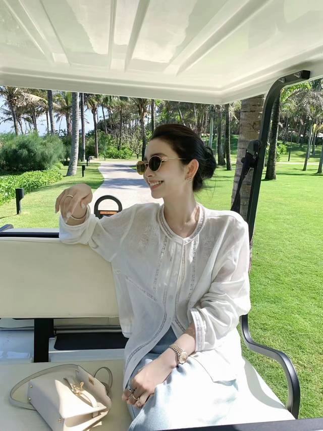 秋季新款 亚麻手工感民族风刺绣小衫 简单色系干净搭配很有气质，衬衫两侧采用了平绣绣花工艺，领口下摆袖口也是在花边外做滚条再拼接到衣服上，先把花边做滚条，做工更为