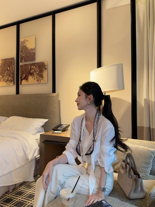 强推极简松弛衬衫 经典V领设计很好的修饰颈部线条 拉长脖颈显脸小 宽松版型自带慵懒随性范儿 Smlxl