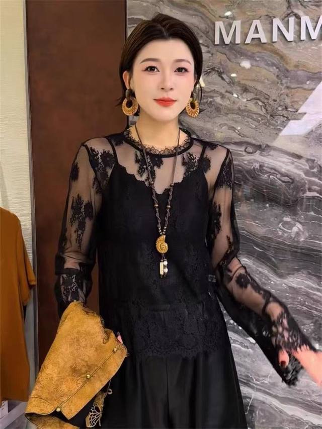 主推大爆款 轻盈优雅绝美气质蕾丝小衫 简直美到犯规 若隐若现的网纱材质 搭配精致细腻的蕾丝花纹高级与浪漫 恰到好处的透视感巧妙展现迷人曲线却又不失优雅分寸 Sm