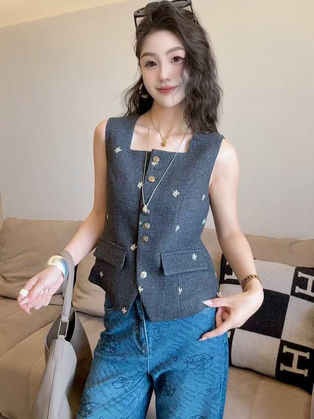 重磅刺绣方领小香风马甲上衣 方领设计复古又显瘦 精致小刺绣+金属纽扣 穿叠穿都绝绝子自带“毫不费力的高级感” Smlxl