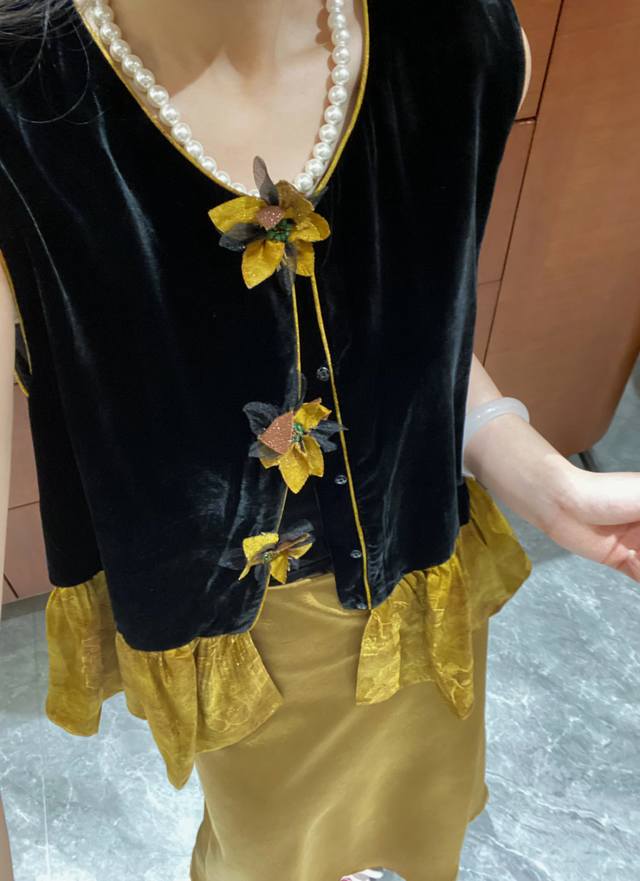 中式奢华拼接马甲 经典黑色丝绒沉稳大气立体花朵装饰灵动别致 为整体增添了几分浪漫 黄棕拼接的荷叶边下摆 层次丰富又俏皮 勾勒出曼妙身形 Smlxl