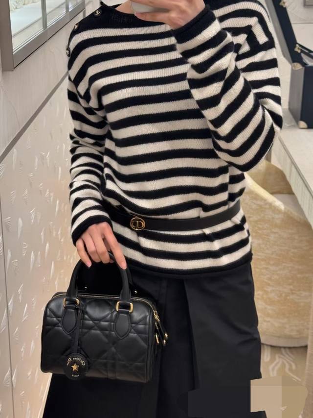 迪奥新款上新宝子们看过来！Dior迪奥推出新款女士针织衫毛衣，海军风肩扣设计超吸睛，圆领拼色条纹，时尚又百搭，速来围观！