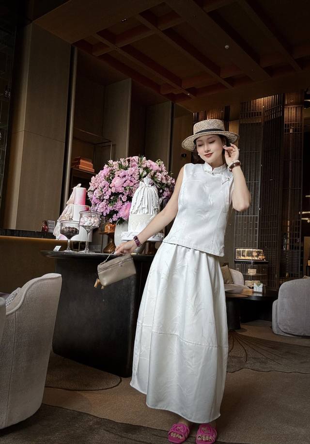 上衣 280裤子 火爆上新金丝醋酸上衣，半裙，以流光溢彩的金丝醋酸锻为画卷，织就梅兰竹菊的清雅风骨，上身是风骨，下身是浪漫，干练又不失女性柔美，高级感十足黑色，