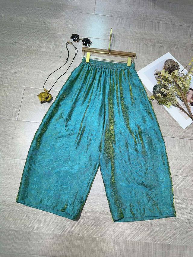 长期翻单，百拿百补茧型8分裤！墙烈推存人丝花萝织金面料！舒适透气，轻盈凉爽！整个内里来去缝做工黑金，蓝金！S-Xl