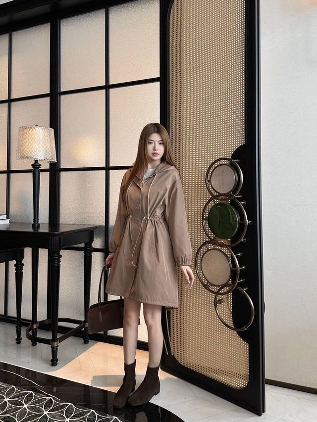 prada 普拉达秋冬新款连帽长外套，派克大衣版型，腰部和下摆的抽绳设计使得可以随意调整轮廓的廓形，饰金属三角形徽标。2色Sml