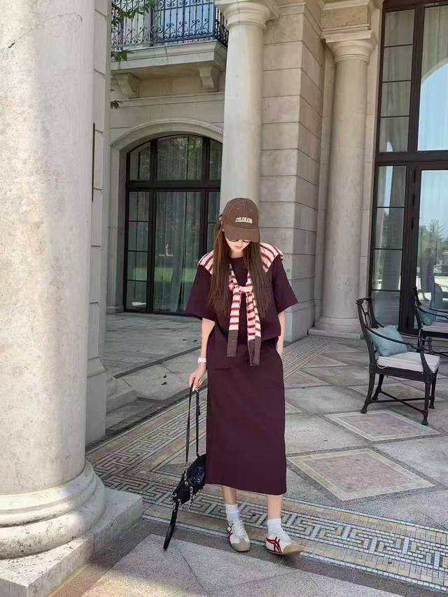 慵懒风披肩半裙套装，行走的气质教科书 简约廓形上衣，藏肉又显松弛感，搭配垂坠感半裙，步步生姿。撞色条纹披肩太绝，随意一搭，文艺大牌范儿拉满，瞬间打破单调，把时装