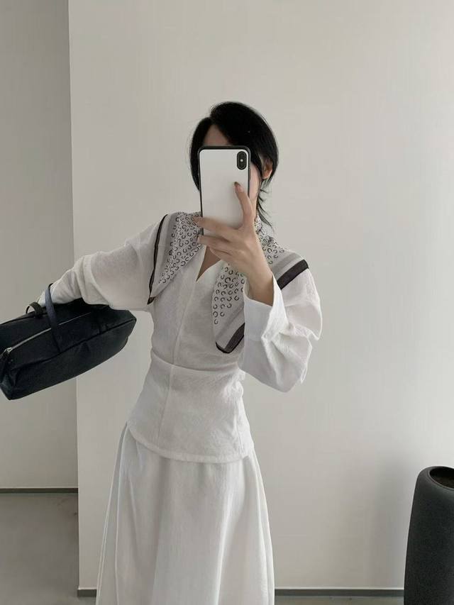 老钱风V领丝巾半裙套装 低调贵气 V领勾勒优雅颈部线条，灯笼袖藏着松弛感，花苞气球裙摆设计简约优雅 丝巾腰带点睛之笔 法式慵懒与美式Old Money 融 黑白