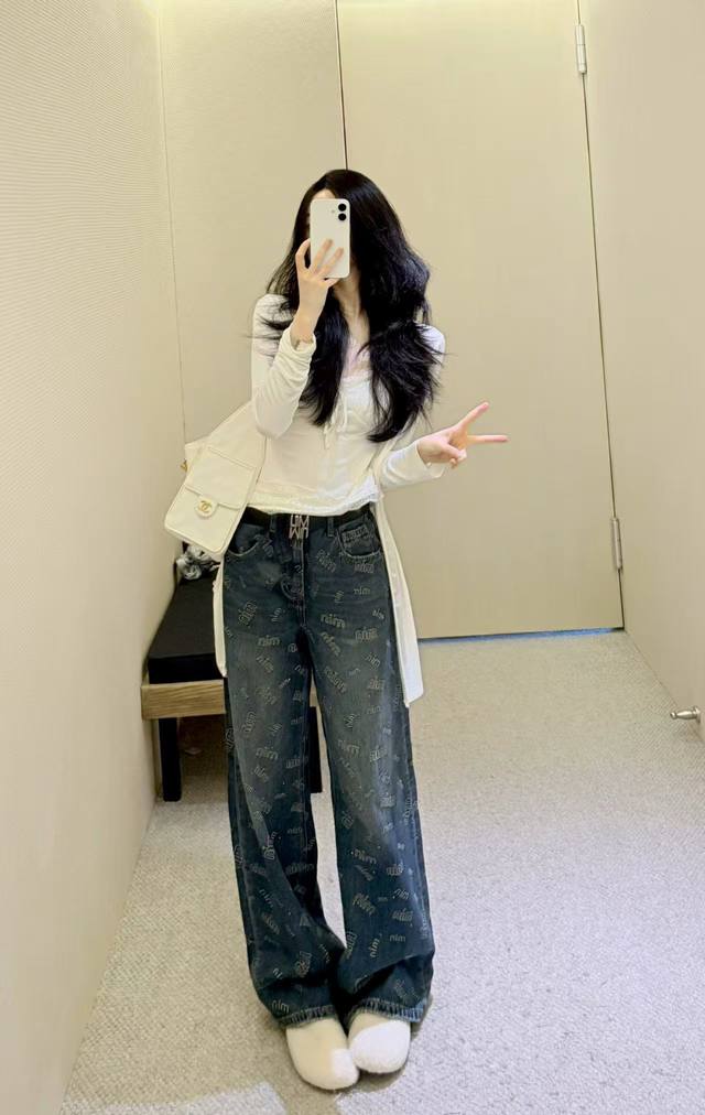 欧货爆款直筒牛仔裤 满印字母自带大牌腔调，复古蓝超显质感高腰+宽松裤型，藏肉又拉腿，慵懒时髦一键拿捏～搭配简约上衣，轻松穿出街头潮范，日常出街、炸场都适配，谁穿