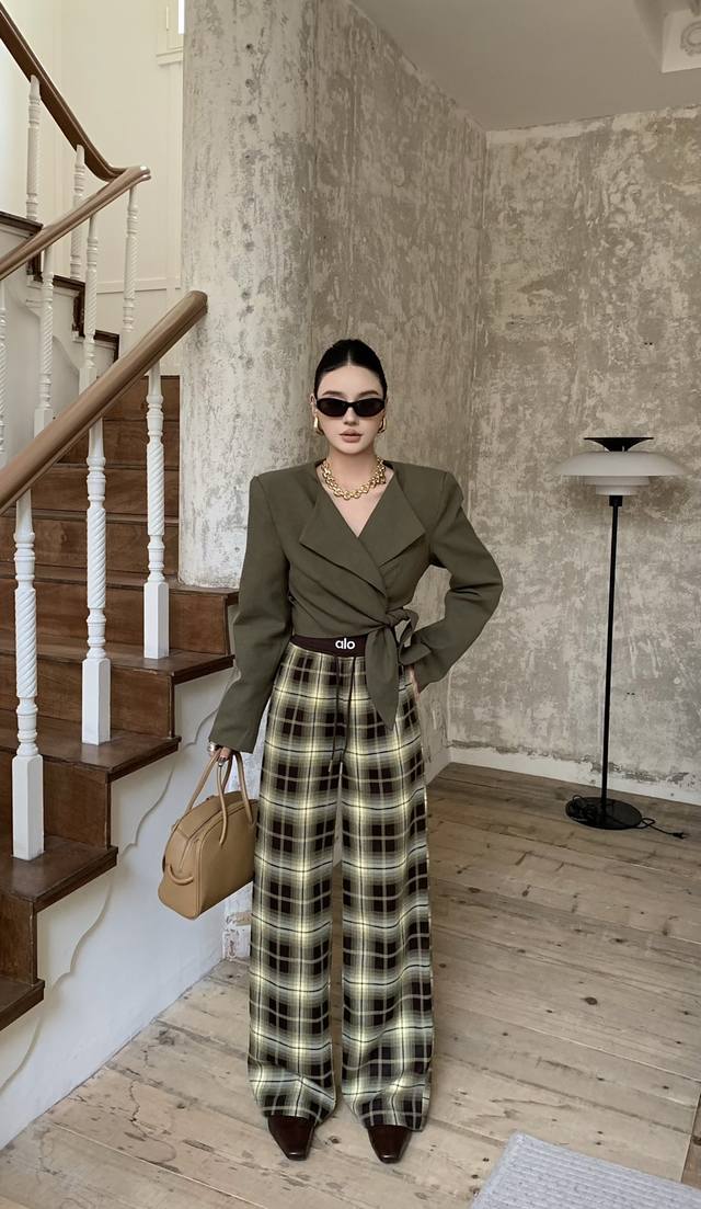 强推欧货大爆款格子裤 复古调调拿捏高腰“Alo”织带藏小心机，拉腿效果直筒垂坠感绝绝子，走路带风超飒，适配各种穿搭，一键解锁慵懒时髦，小个子也能穿出气场两米八S