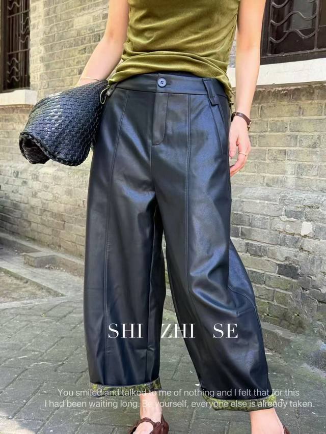 超爆蛋白皮弯刀裤 黑色棕色高腰剪裁自带“腿长特效”，宽松垂坠感如流水般修饰腿型，藏肉显瘦一把手，大步流星间气场拉满。蛋白皮材质打破皮裤刻板印象，柔软有光泽，高级