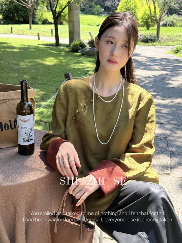 100%人丝香云纱 青荇 小衫天然矜贵质感。青荇般的色调，自带江南水乡的诗意，撞色袖口如点睛之笔，打破单调。中式斜襟宝石珠扣设计，隐透东方雅韵，松弛的贵气，把古