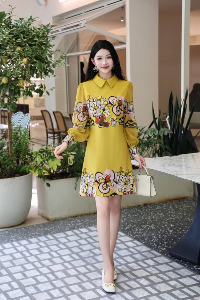 黑色 黄色 S～Xxl 5个码 --早秋新款上新高端大气上档次时尚洋气四叶印花翻领拼接透明袖A字裙 质量版型超棒！ 谁穿谁好看~ 收腰版型，不挑身材~ 精致优雅