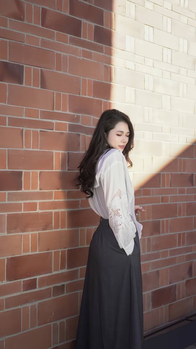 超级重工刺绣披肩上衣，视觉效果满满的精致细节感，天丝棉面料非常透气亲肤有质感，隐藏扣开衫式设计简约大气，早秋百搭单品，非常值得入手哦 码数：Sml 颜色：白色