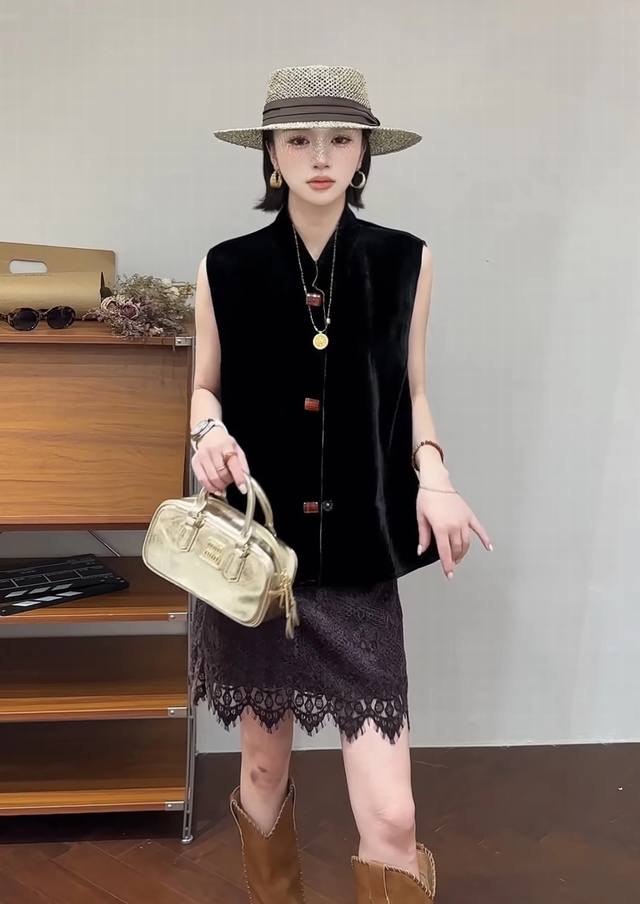 爆款上新 新中式立领彩色玉石扣两面穿提花设计真丝丝绒马甲 面料：真丝丝绒 颜色：黑色 码数：S-Xxl