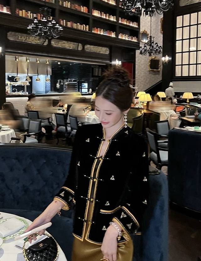 爆款上新 新中式重工密绣制定珠片立领手工盘扣双口袋高级贵气真丝丝绒长袖外套 面料：真丝丝绒 颜色：黑色 码数：S-Xxl