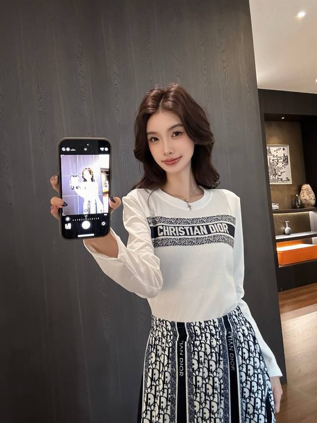 25Ss新款上衣 简单大气的撞色设计 上身显瘦又百搭 经典Logo永不过时 Sml