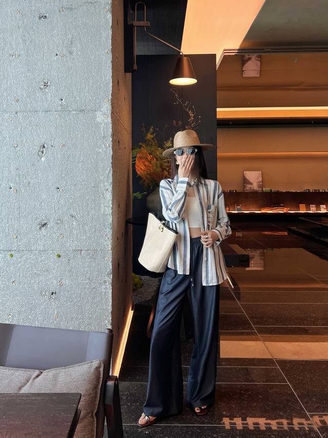 25Ss新款衬衫进口定织色面料 质感轻盈舒适 定位Logo提花字母低调奢华 宽松立体剪裁经典版型不挑人上身巨显瘦 清新甜美又帅气 Sml