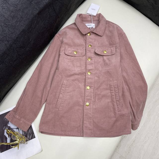 新品 实拍 Ce 新款翻领纽扣开衫外套；采用面料质感柔软细腻；定制洗水麦辅料齐。版型宽松上身效果舒适好看！ 碼数 S-M-L