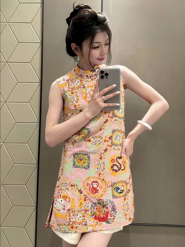 复古中式立领提花旗袍裙 满布传统纹样 十二生肖与吉祥纹交织 古韵与精致相融 中式美学的典雅呈现 Smlxl